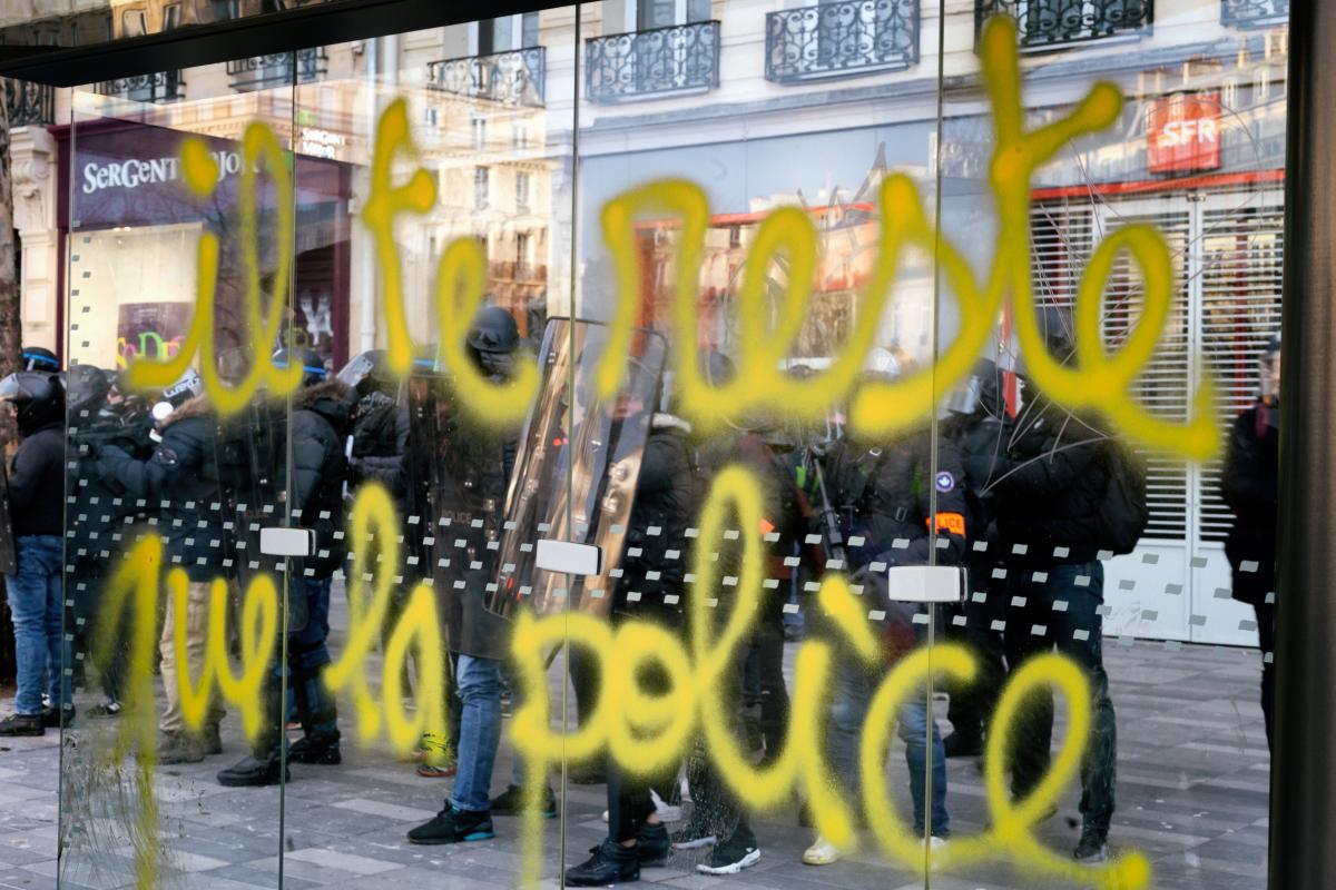 Tag: il ne reste que la police, la police derrière