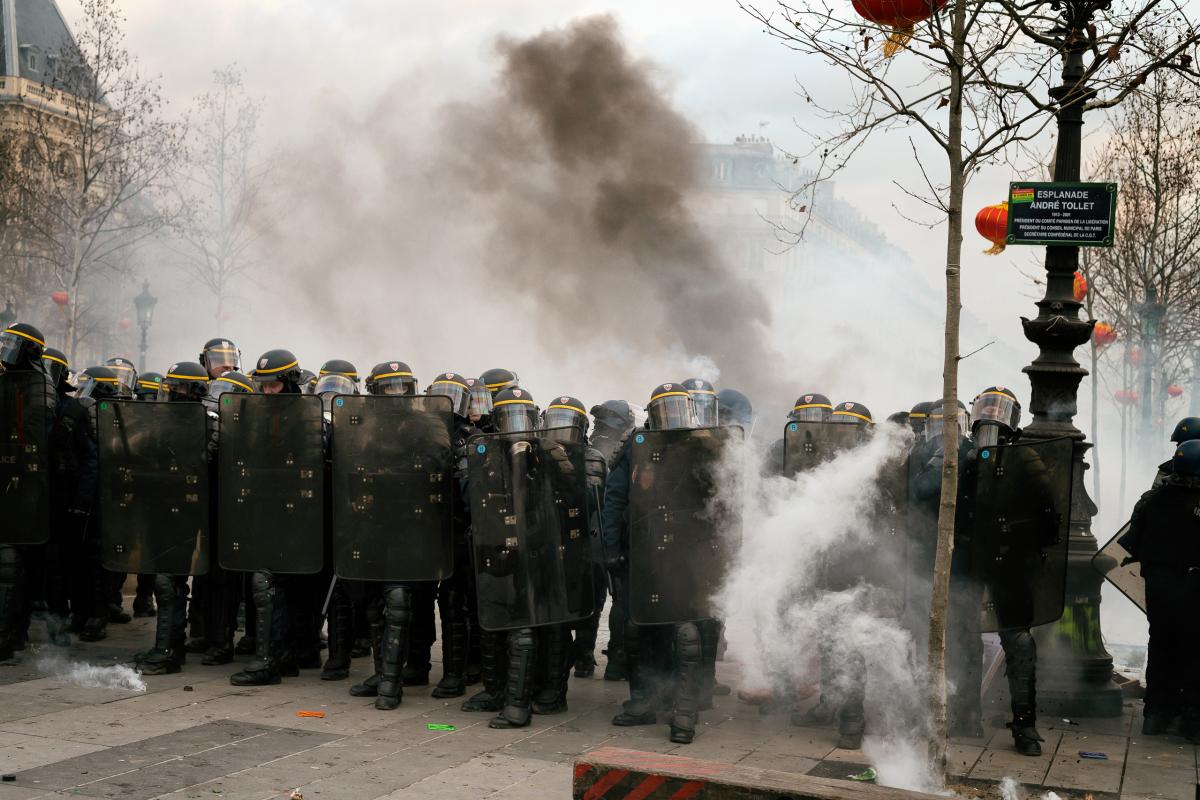 Des CRS lancent de lacrymos et interviennent pour un feu de poubelle