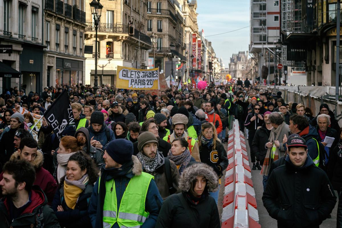 Gilets Jaunes au cortège de têtes. Ballonds de la CGT au fond
