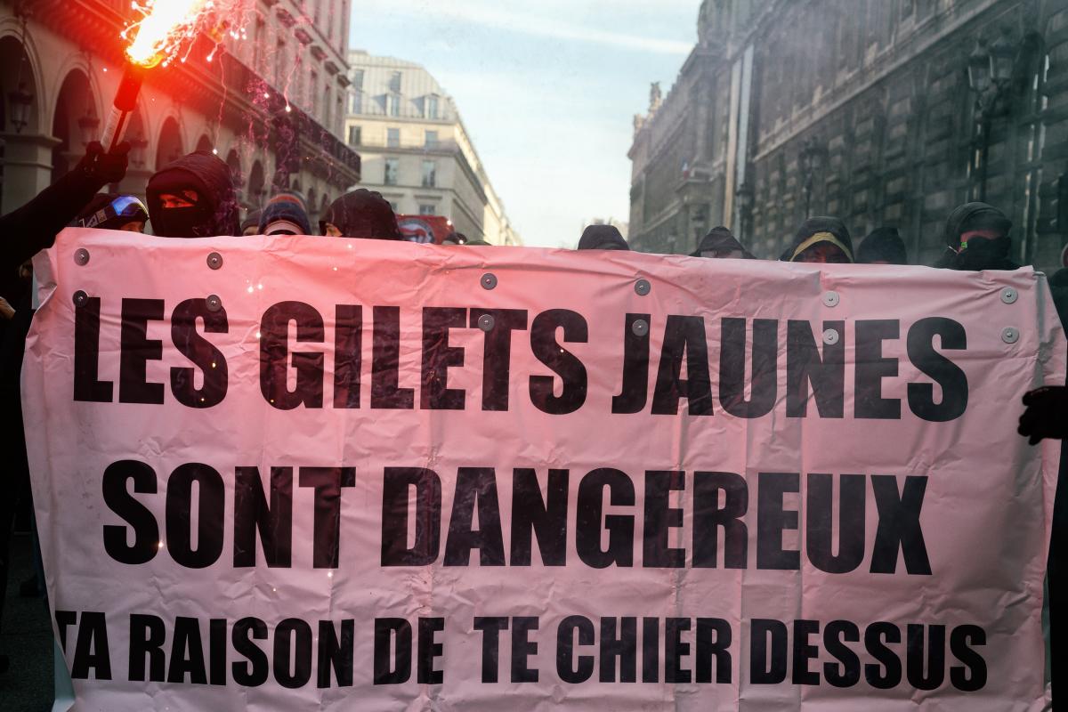 Banderolle: Les Gilets jaunes sont dangereux, ta raison de te chier dessus