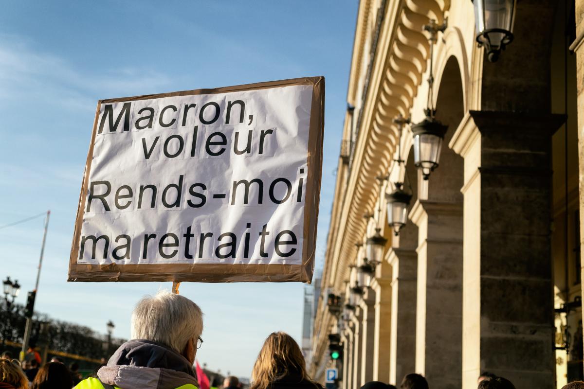 Pancarte: Macron Voleur, rends-moi ma retraite
