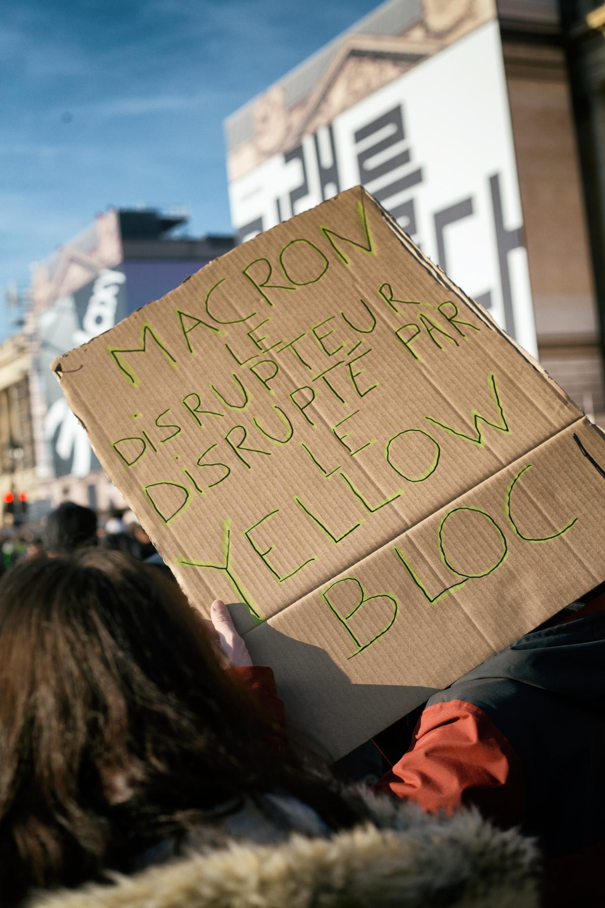 Pancarte: Macron le disrupteur disrupté par le Yellow Bloc