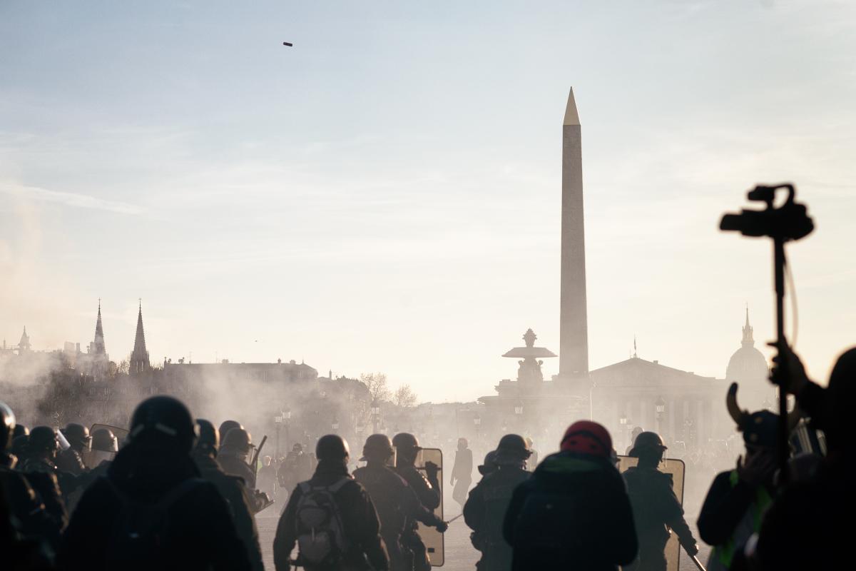 LA police charge les manifestants et les gaze, place de la concorde