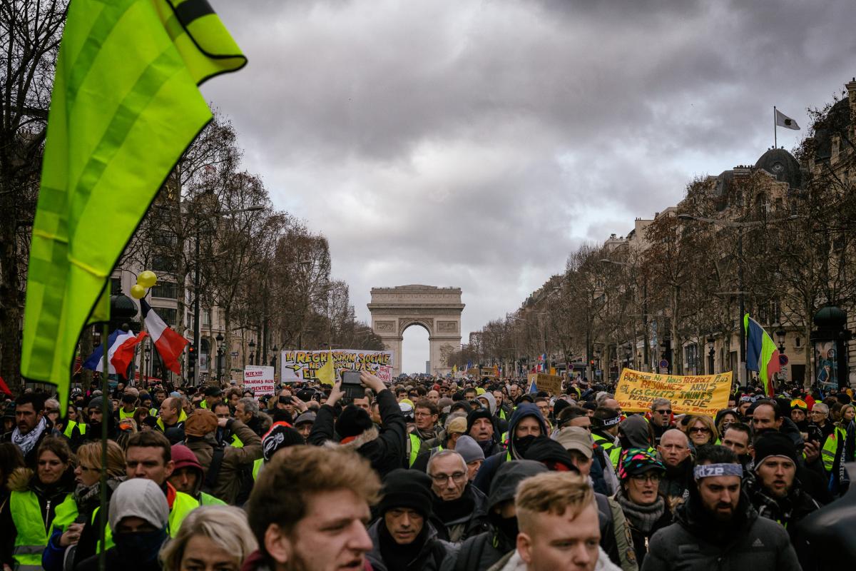 Départ de la manifestation sur les champs Elysées