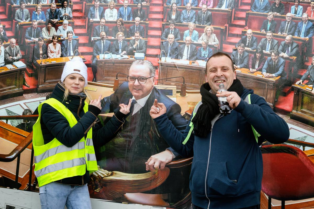 Des manifestants devant une photographie de Richard Ferrand, président de l'Assamblée Nationale