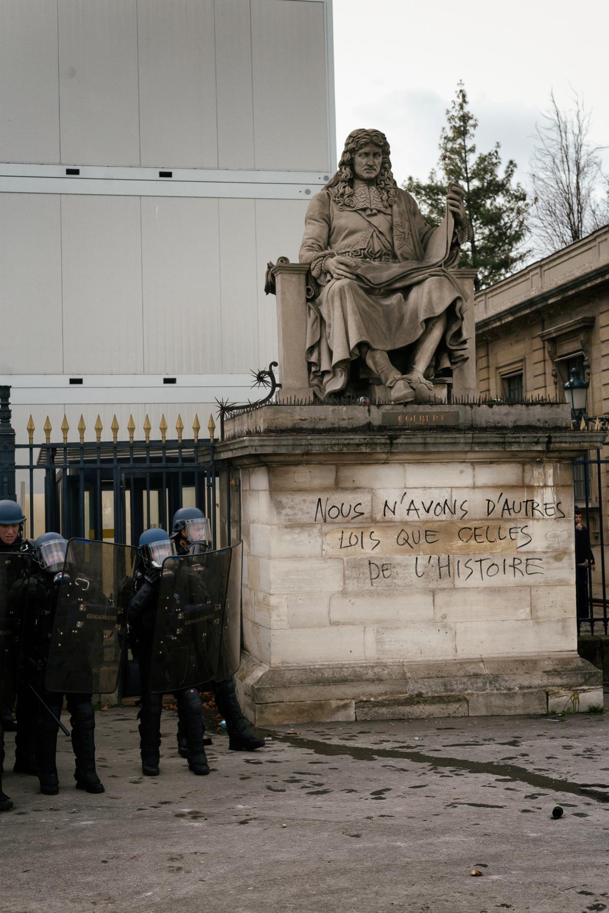 La police devant un Tag: Nous n'avons d'autres lois que celles de l'histoire