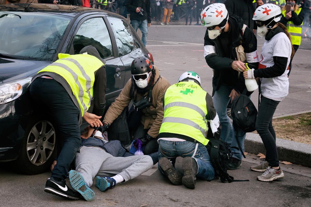 Des Street medics aident un manifestant blessé