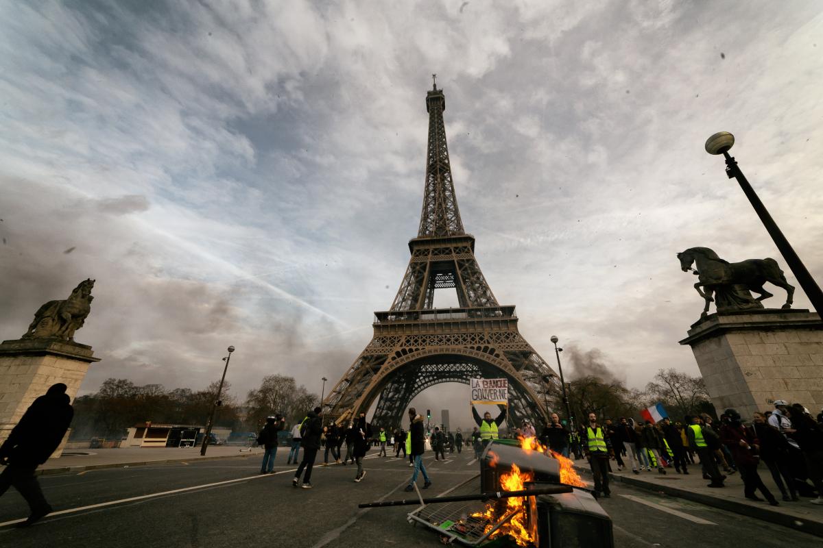 Une poubelle en feu devant la Tour Eiffel