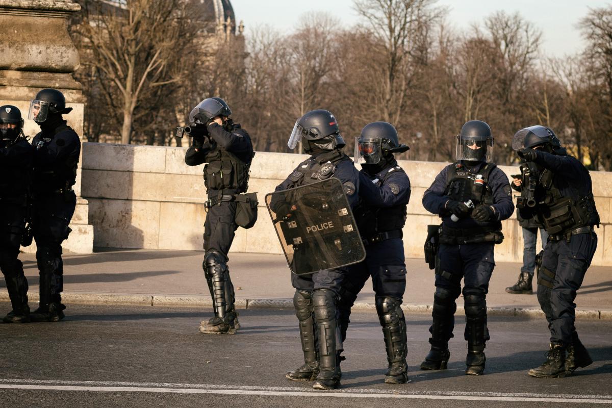 La police menace avec un LBD à auteur de tête