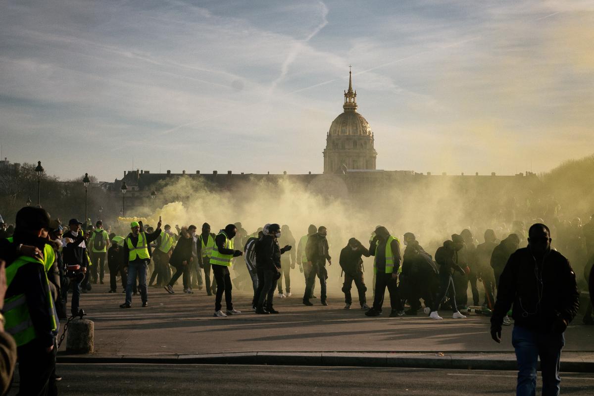 LA foule aux Invalides sous la fumée jaune