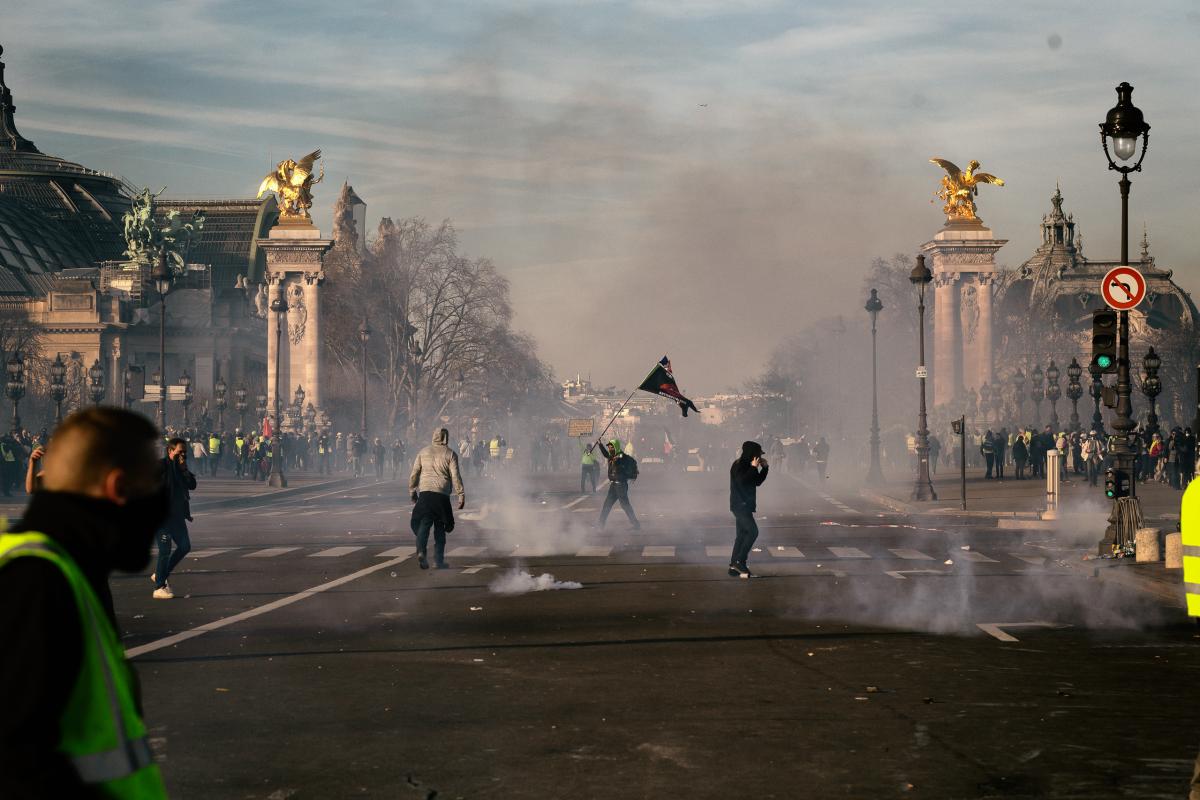 Des lacrymos devant le pont Alexandre III