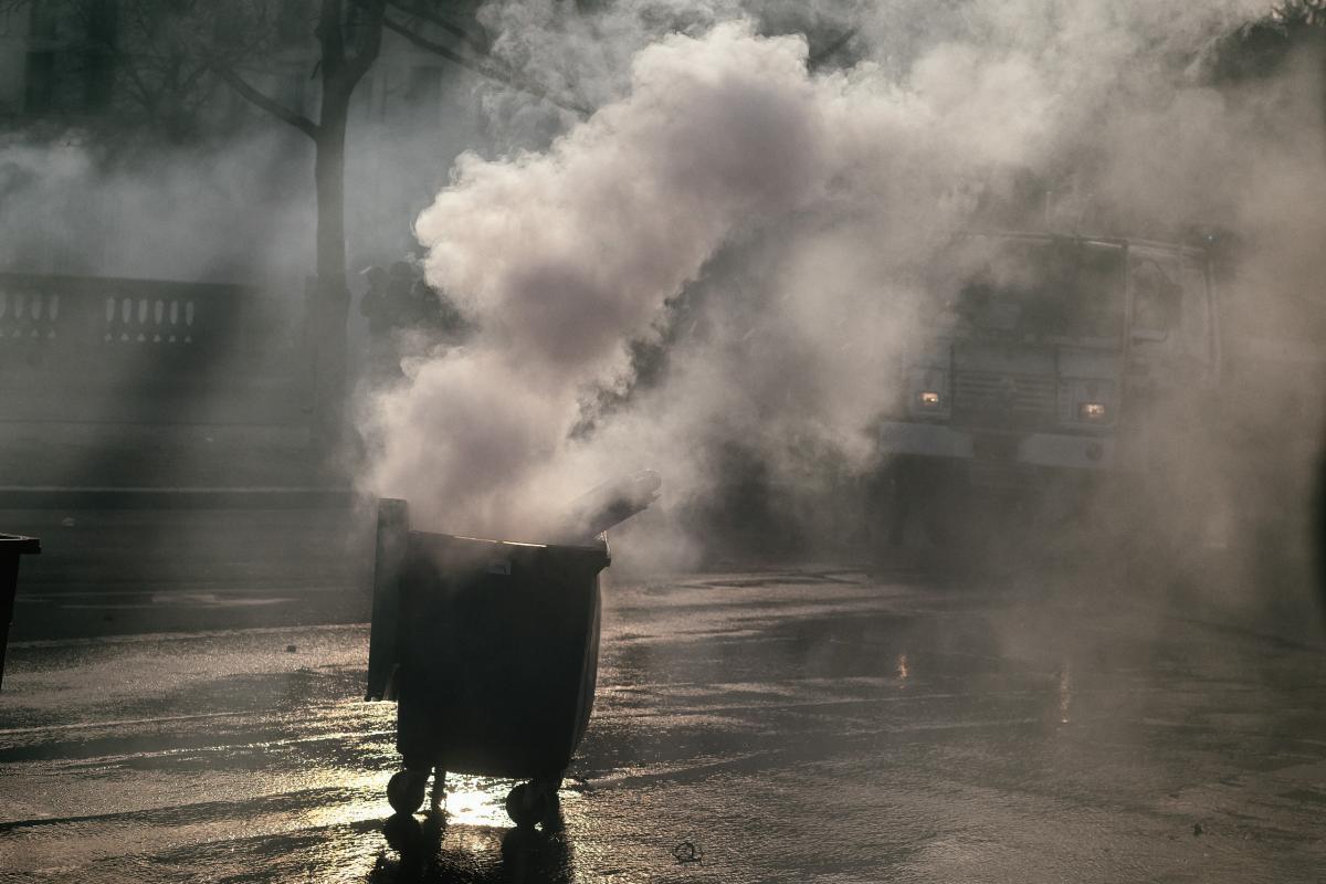 De la fumée dans une poubelle