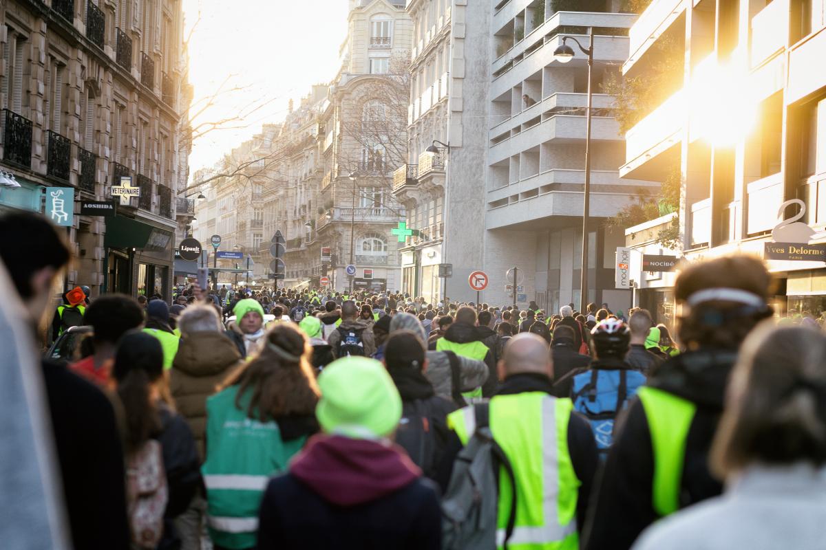 LA foule part en manifestation non déclarée