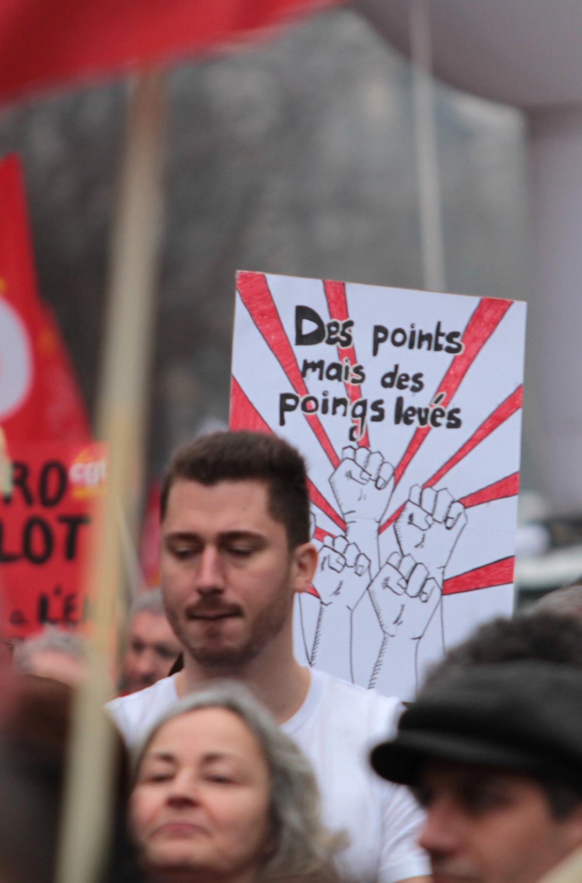 Des points mais des poings levés