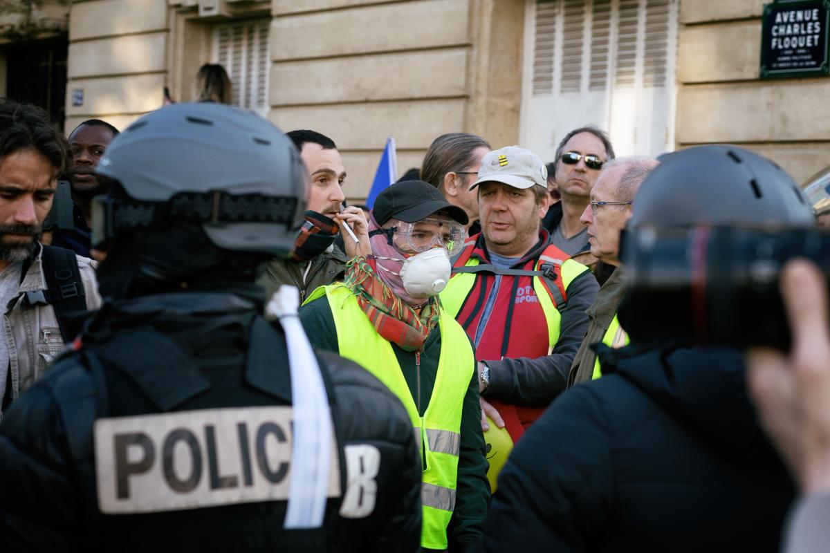 La police empêche la manifestation de continuer