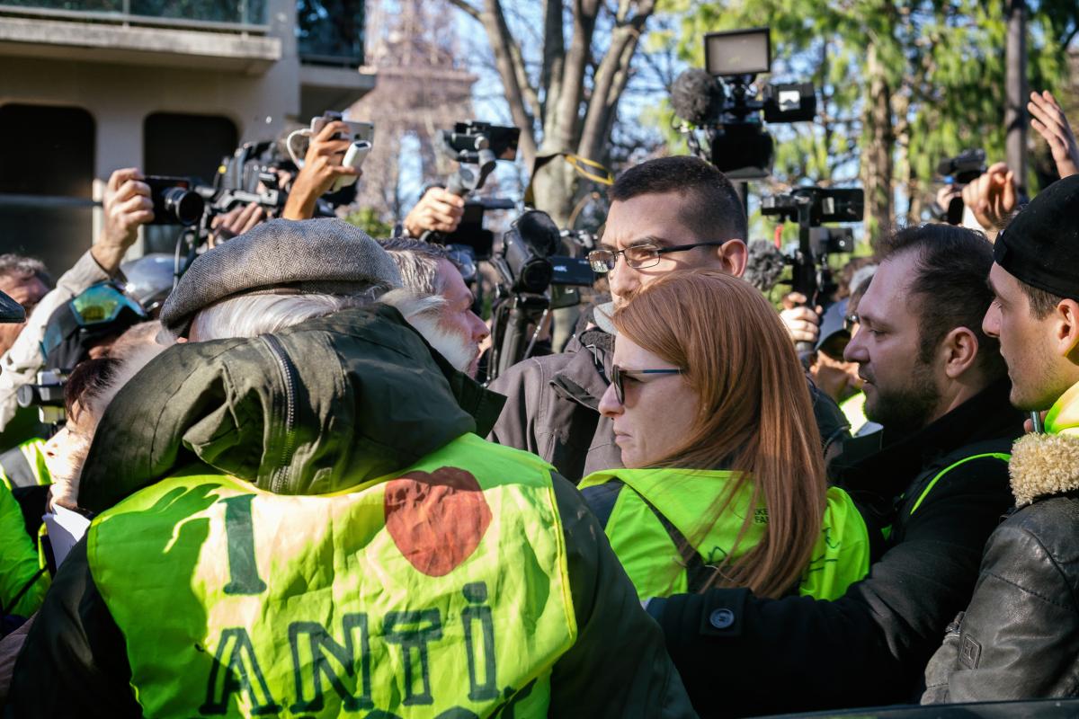 Ingrid Lavavasseur est interpellé par les Gilets Jaunes et doit quitter la manifestation