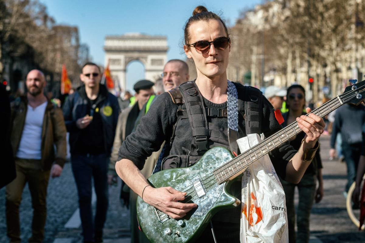 Un manifestant jou la basse