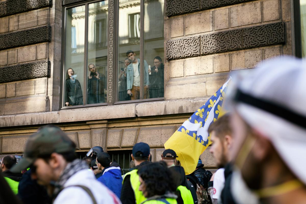 Des touristes regardent la nmanifestation