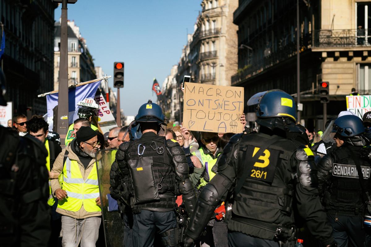 Pancarte: Macron on est toujours là