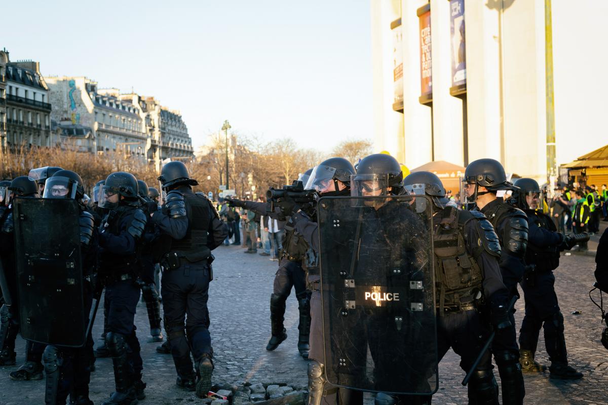 Un policier menace avec le LBD à hauteur de tête