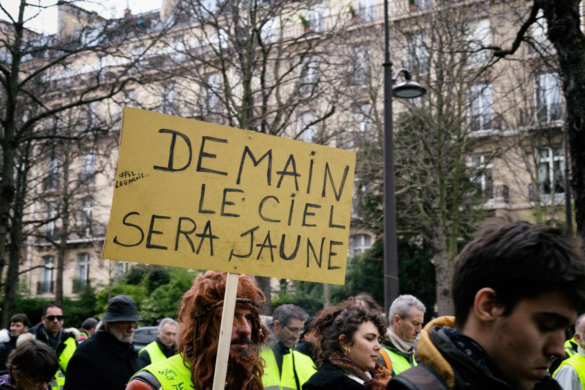 Pancarte: Demain le ciel sera jaune