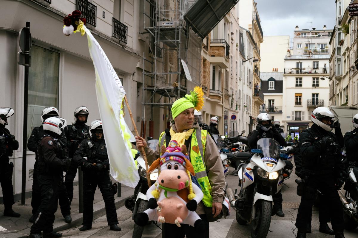 Un manifestant devant les voltigeurs