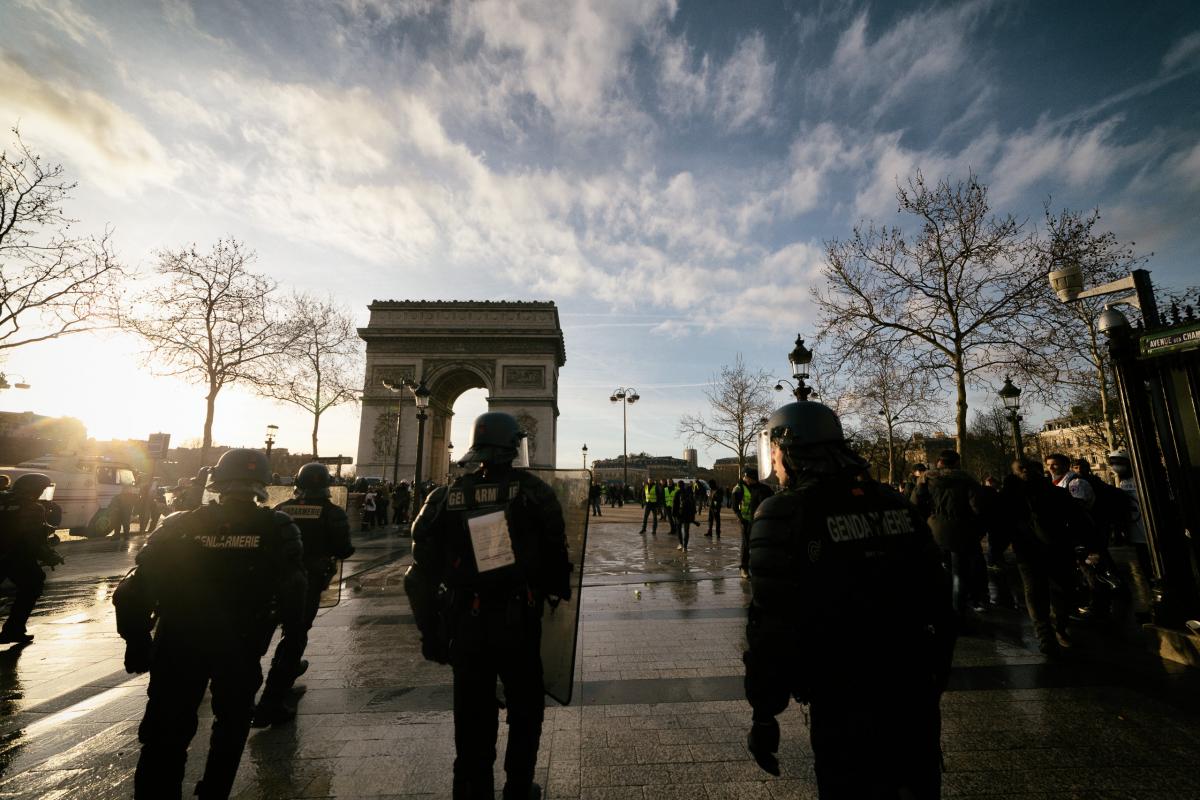 Quelques affrontements devant l'arc du triomphe