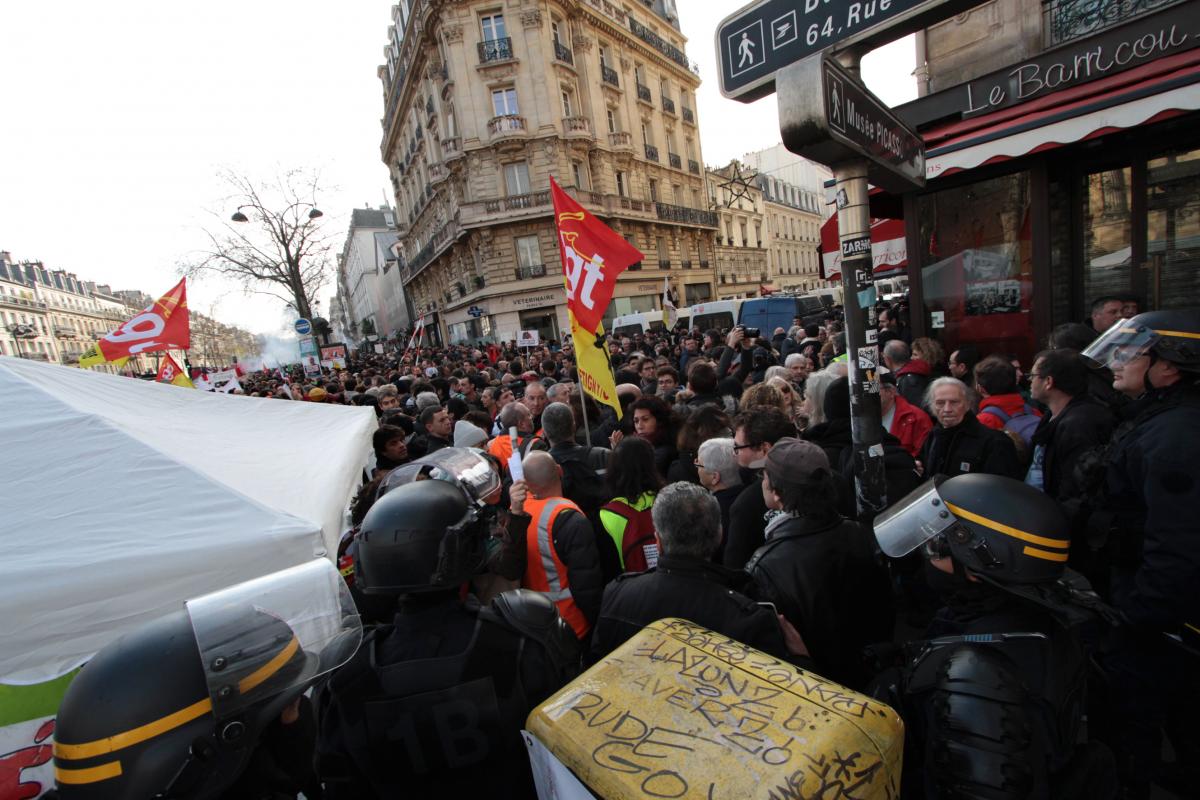 La police tronçonne le cortège