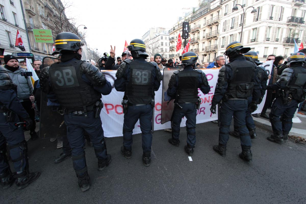 La police tronçonne le cortège