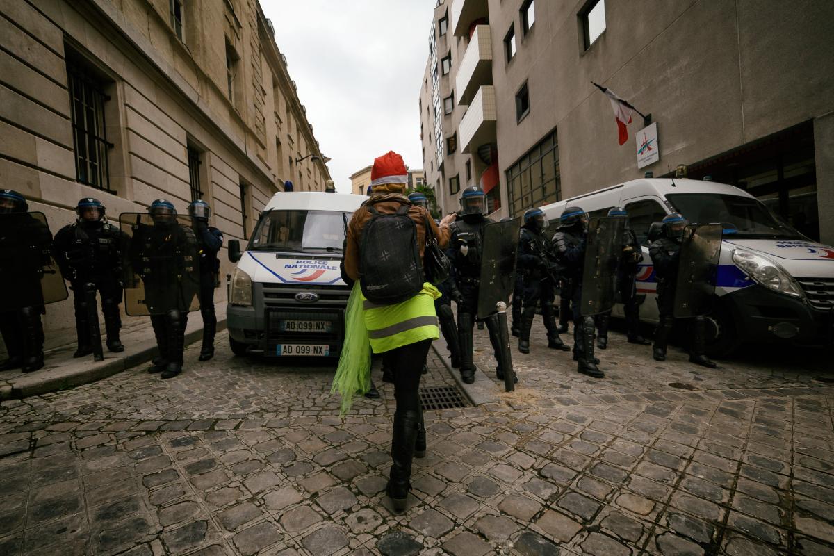 Une manifestante en Gilet Jaune interpelle les forces de l'ordre