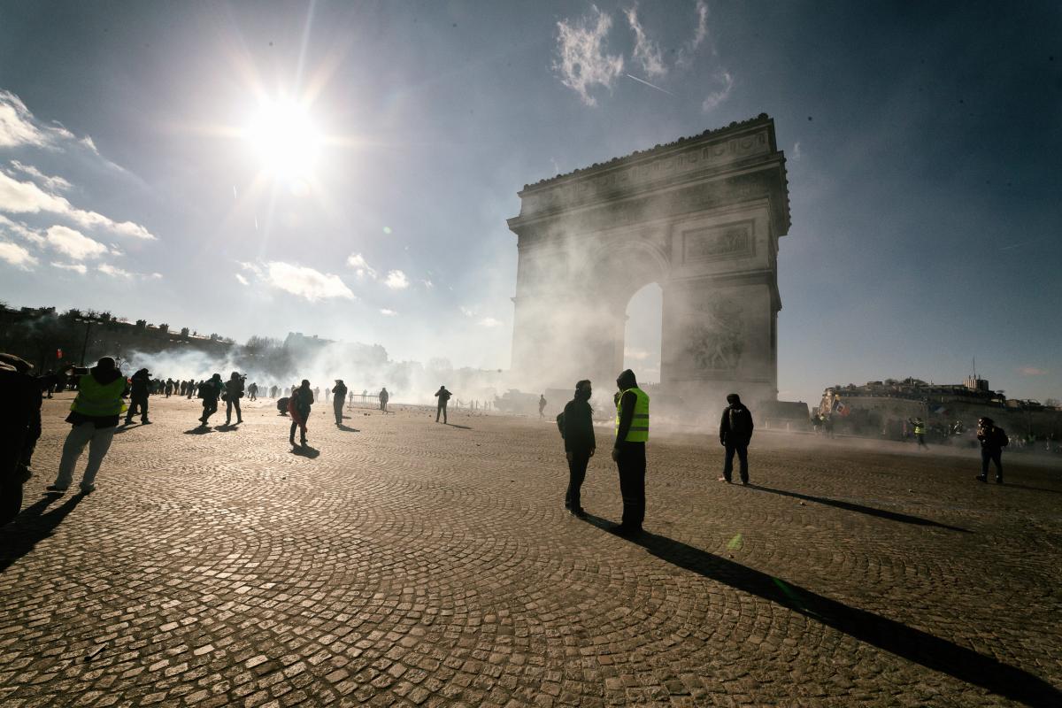 Des lacrymos devant l'arc du triomphe