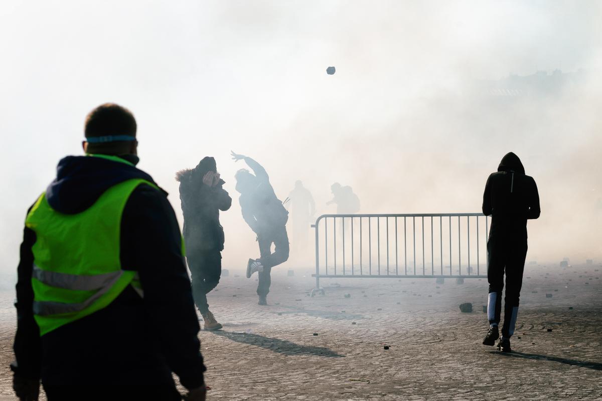 Un manifestant lance un pavé contre les forces de l'ordre