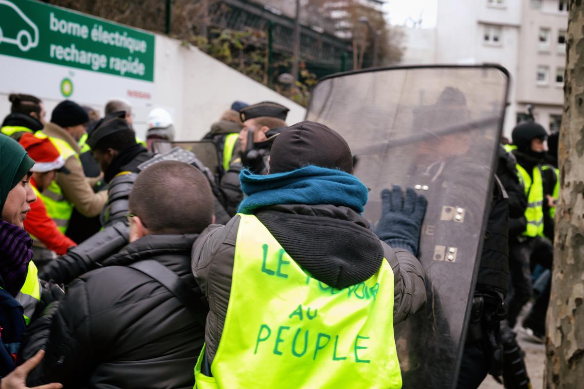 Les manifestants forcent le barrage policier près de BFM Tv
