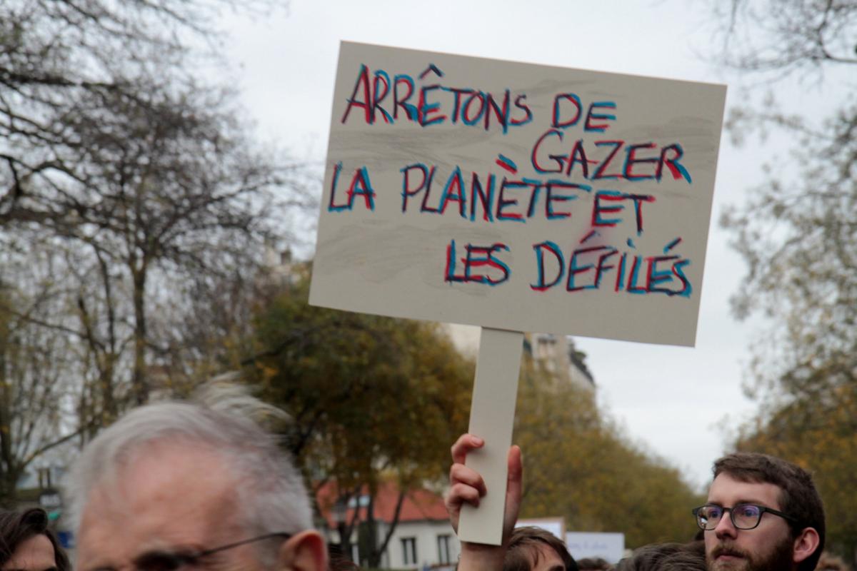 Pancarte Arrétons de gazer la planète et les défilés