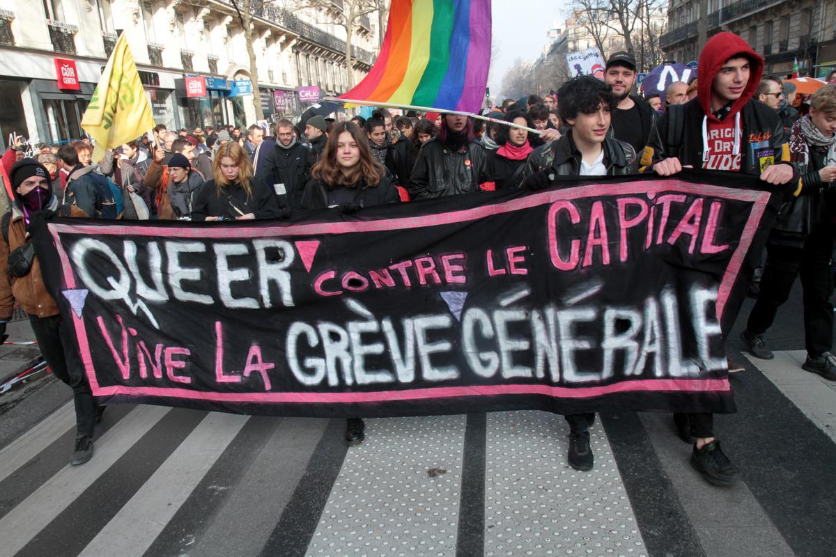 Banderole cortège Queer contre le capital