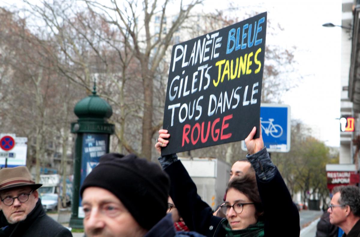 Pancarte Planète bleue Gilets jaunes Tous dans le rouge