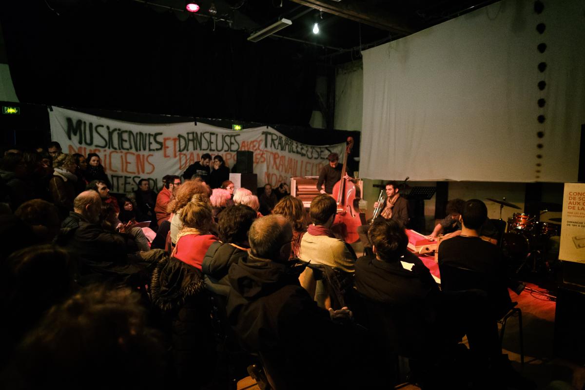 FRANCE - POLITICS - SOCIAL - DEMO - CONCERT DE SOUTIEN DES ETUDIANTS DU CNSMDP AUX TRAVAILLEURS DE LA RATP DES LIGNES 5 7 ET 7BIS