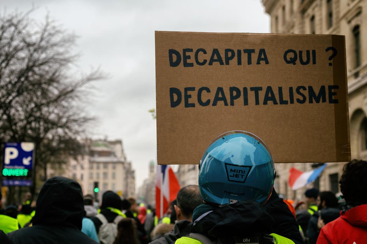 Pancarte: Decapita qui? Decapitalisme
