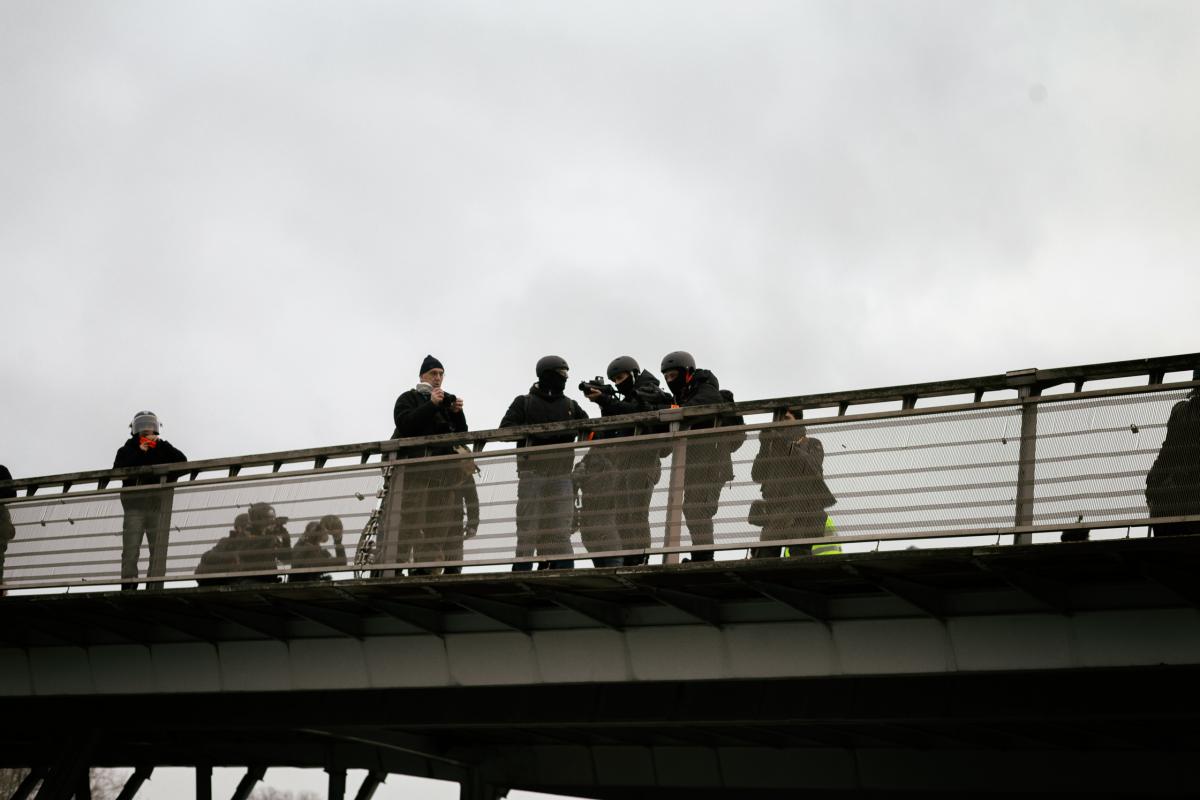 Des membres de la bac visent les manifestants avec des flashballs