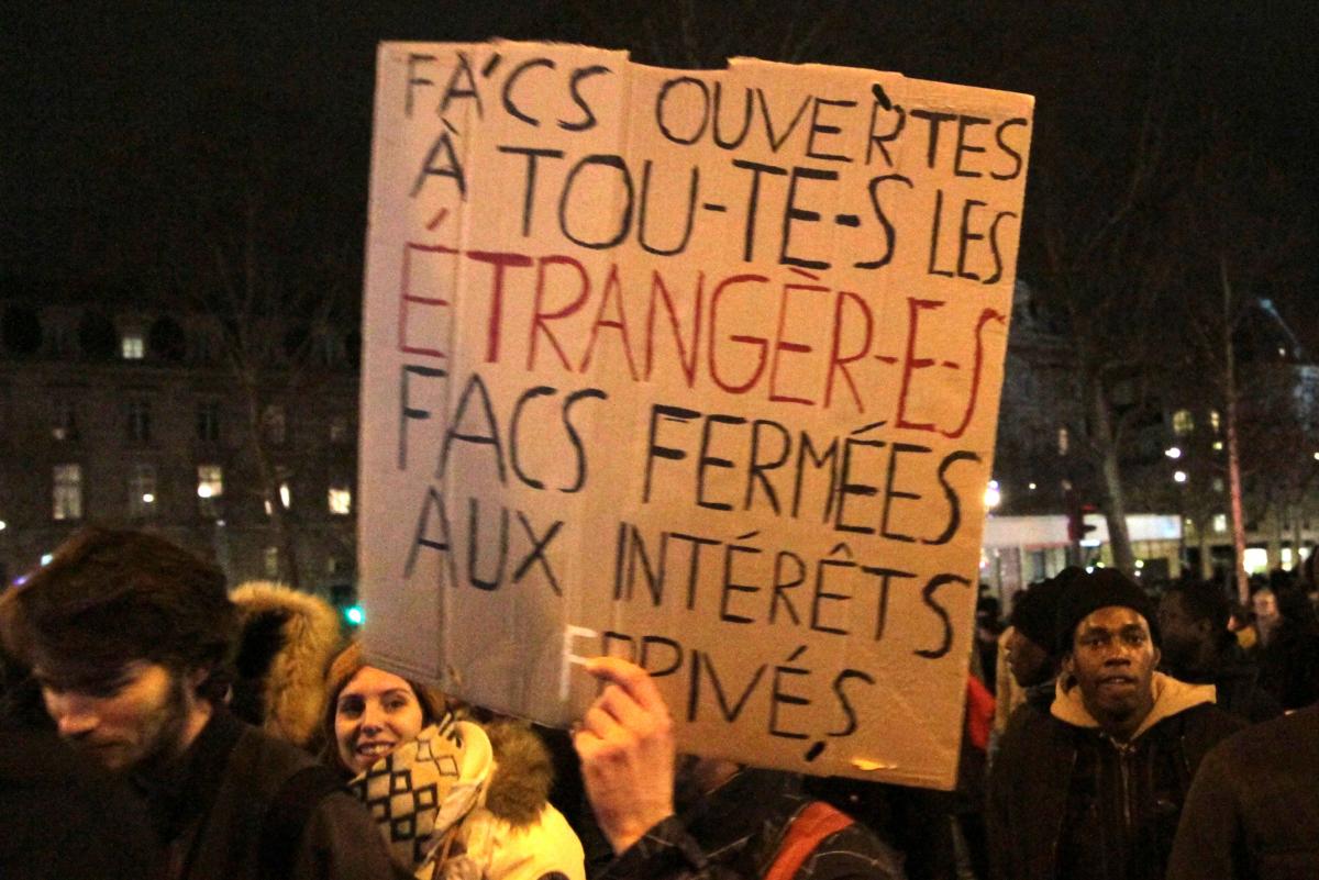 Pancartes facs ouvertes à tous les étrangers facs fermées aux intérêts privés.