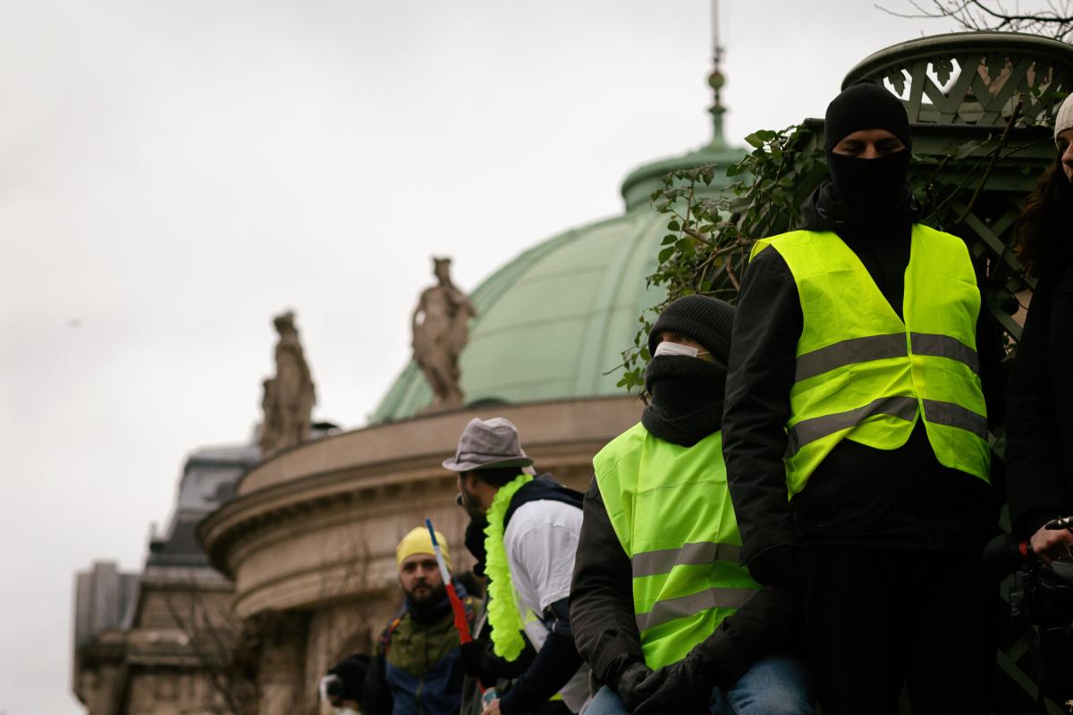 Les gilets Jaunes sont stoppés devant la monnaie