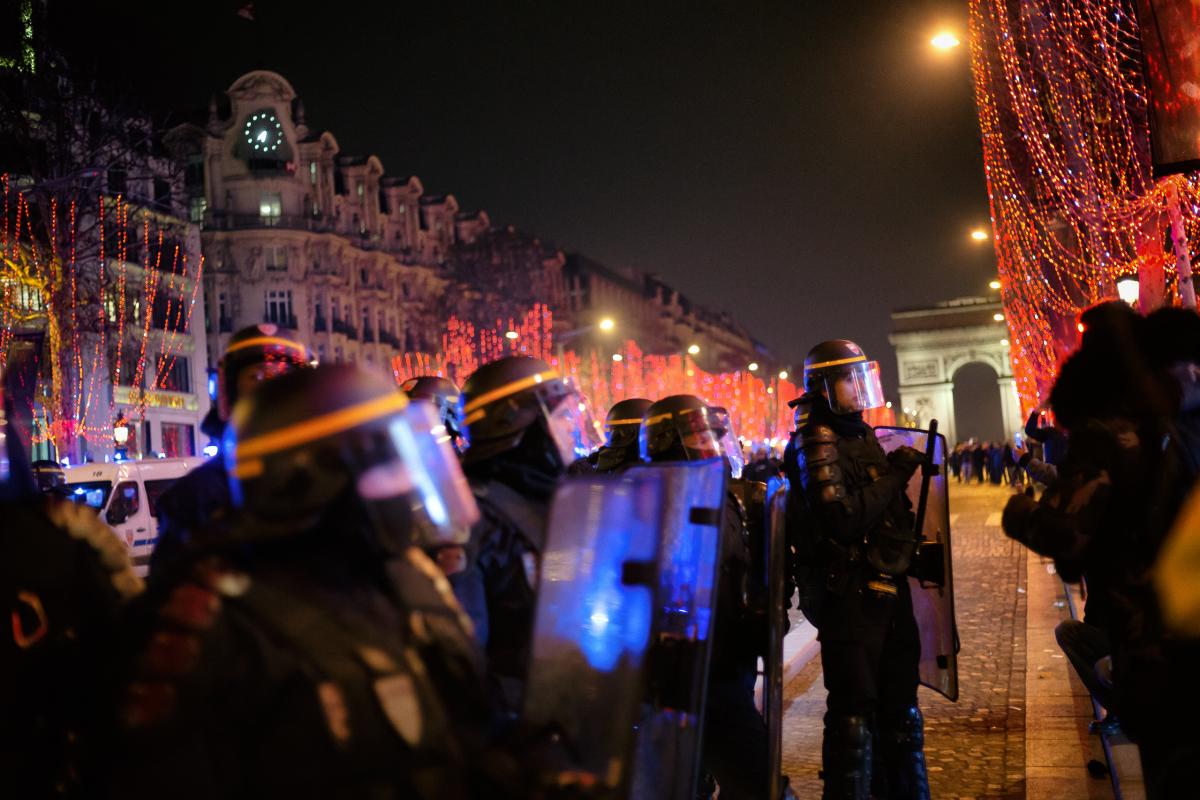 La police reprime les manifestant pour reouvrir la circulation sur les Champs Elysées