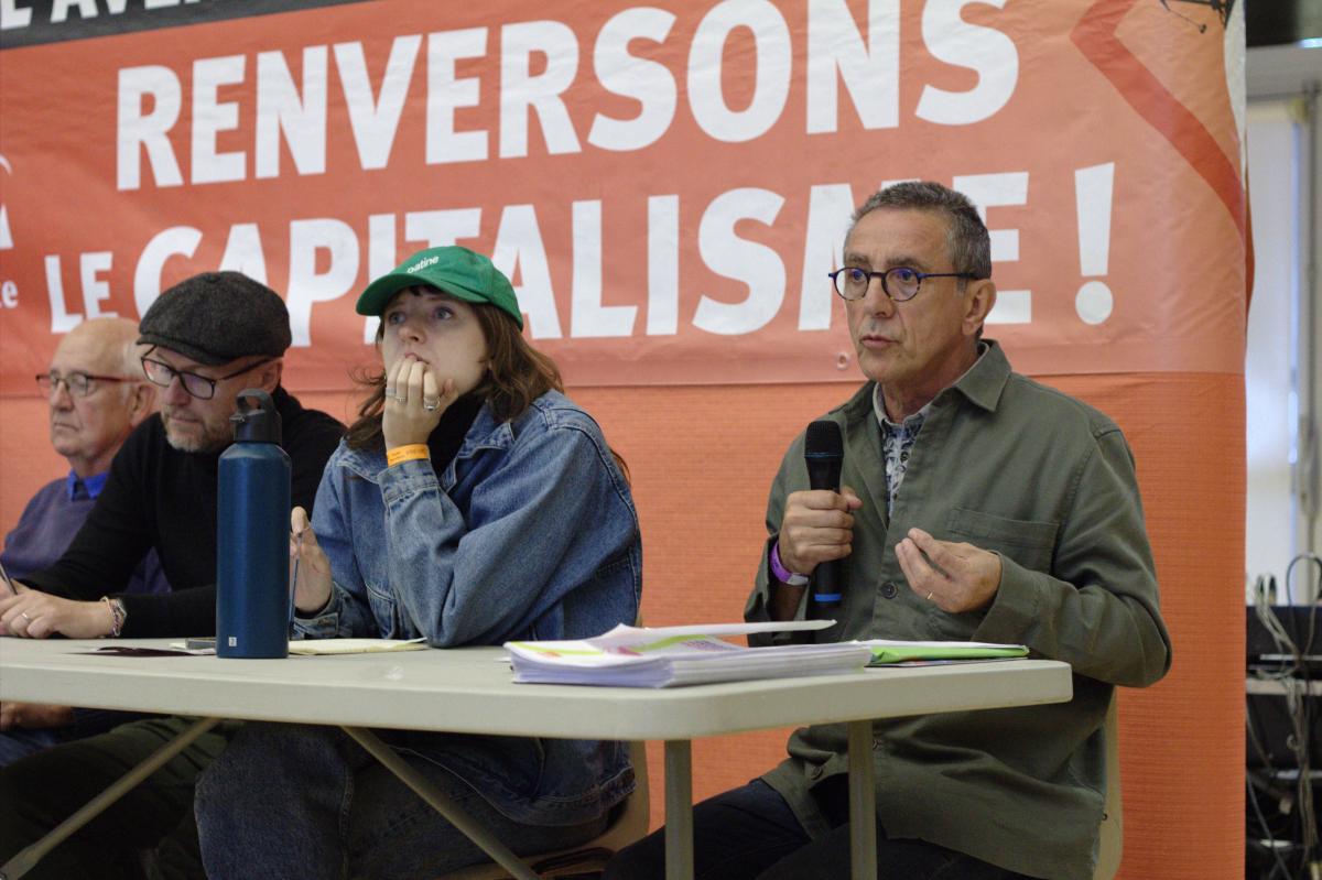 FRANCE - RAMONVILLE - FETE ANTICAPITALISTE - DEBAT LUTTES SOCIALES LUTTES ENVIRONNEMENTALES UN MEME COMBAT CONTRE LE CAPITALISME