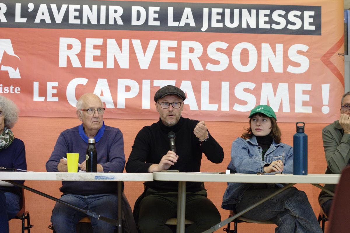 FRANCE - RAMONVILLE - FETE ANTICAPITALISTE - DEBAT LUTTES SOCIALES LUTTES ENVIRONNEMENTALES UN MEME COMBAT CONTRE LE CAPITALISME