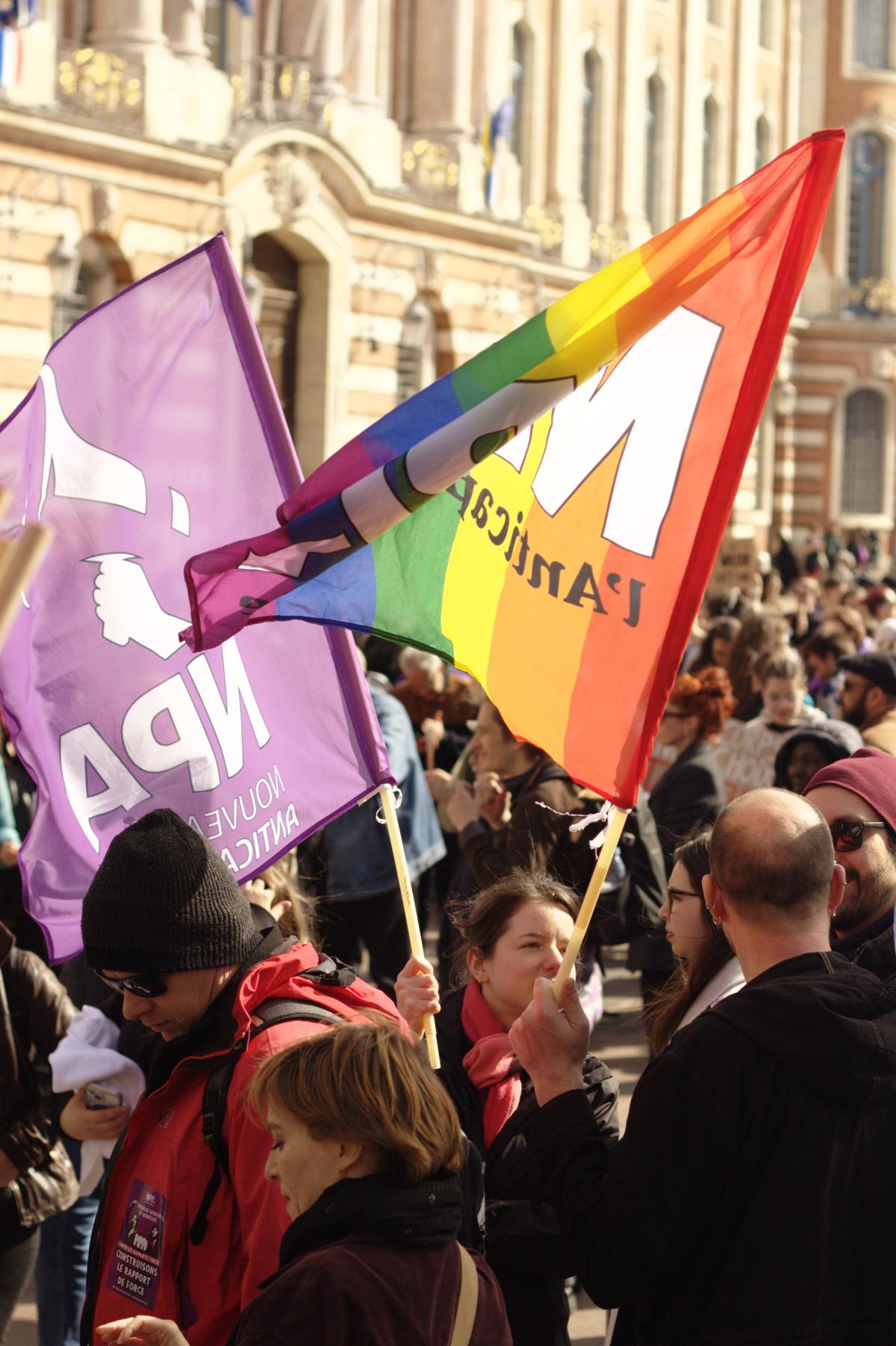 FRANCE - TOULOUSE - MANIFESTATION DU 8 MARS - DEUX DRAPEAUX DU NPA. FRANCE - TOULOUSE - MANIFESTATION DU 8 MARS - DEUX DRAPEAUX DU NPA.