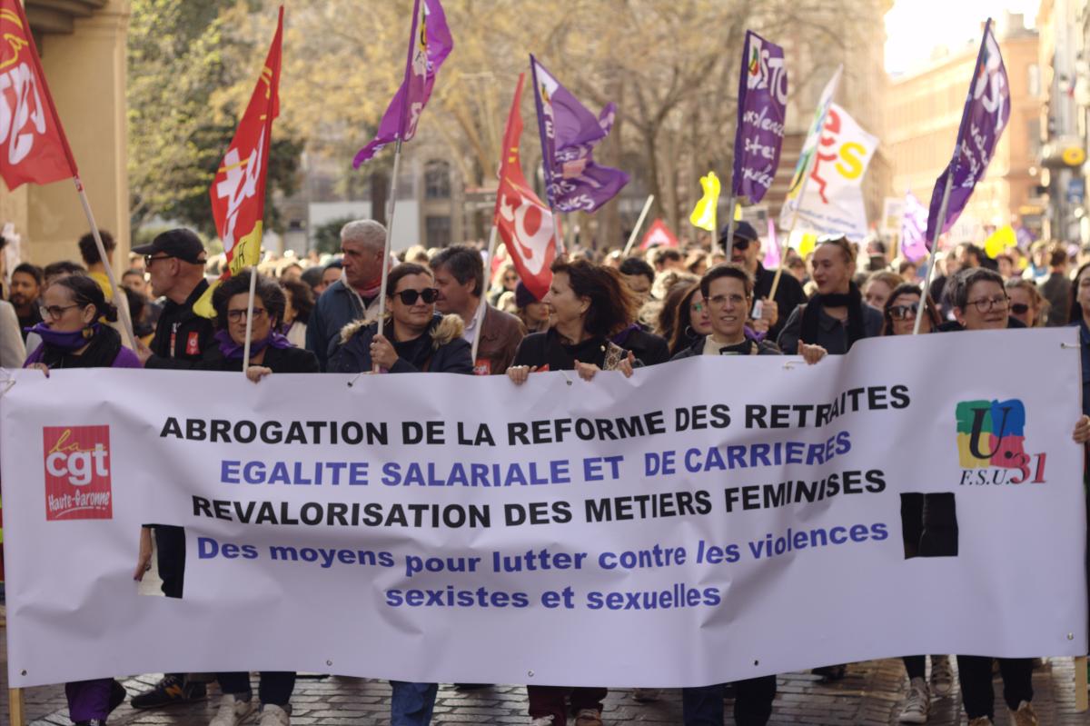 FRANCE - TOULOUSE - MANIFESTATION DU 8 MARS - BANDEROLE SYNDICALE RUE LAFAYETTE