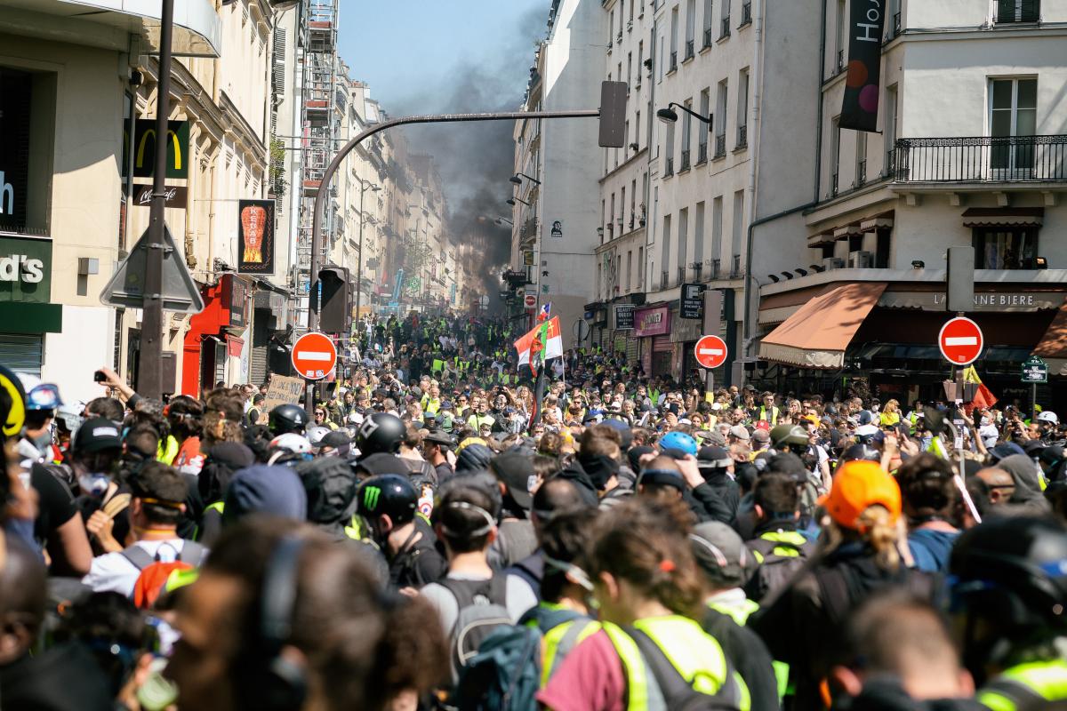 La foule essaye d'avancer, de barricades sont on feu