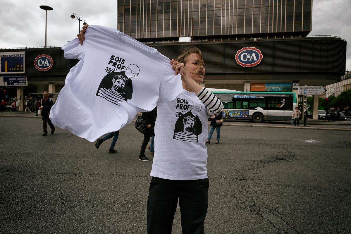 Un enseignante vend des t-shirts soi prof et tais toi