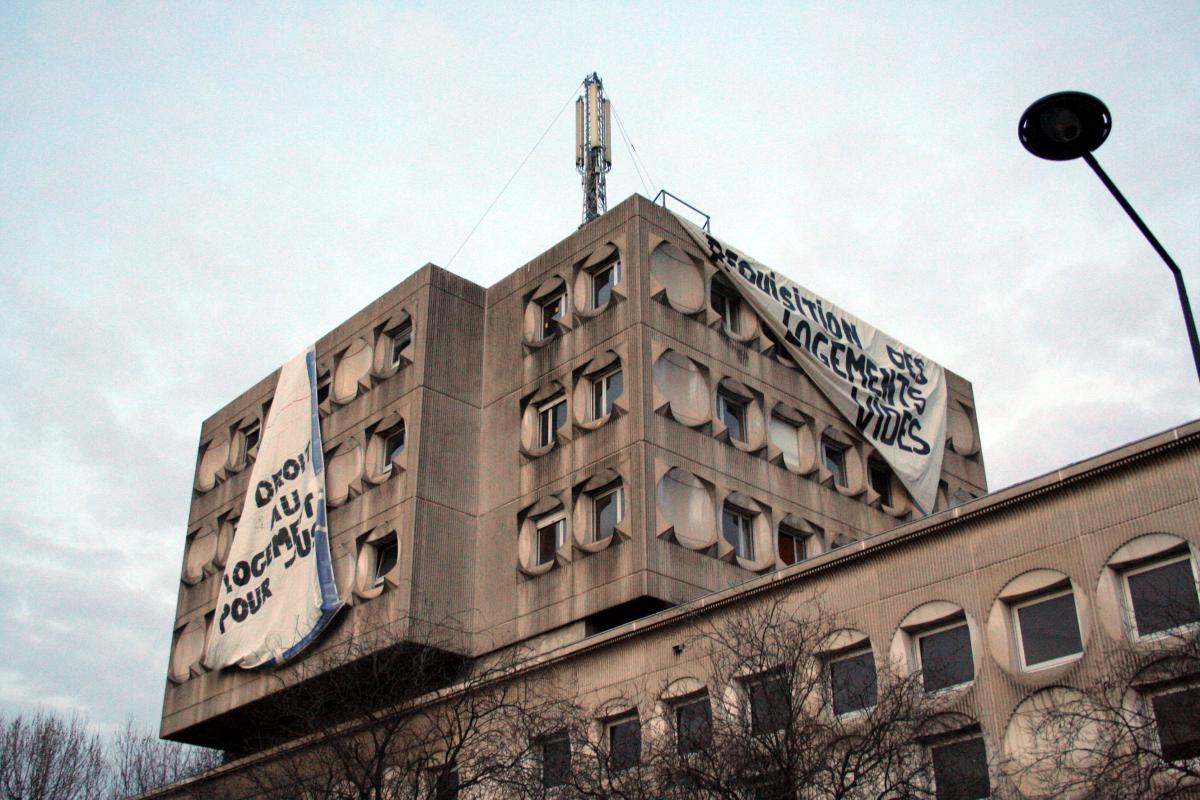 les banderolles sur l'immeuble