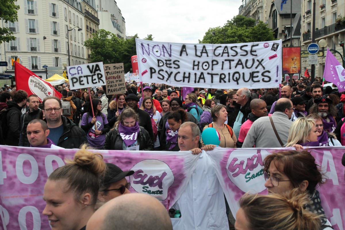 Banderole Non à la casse des hopitaux psychiatriques